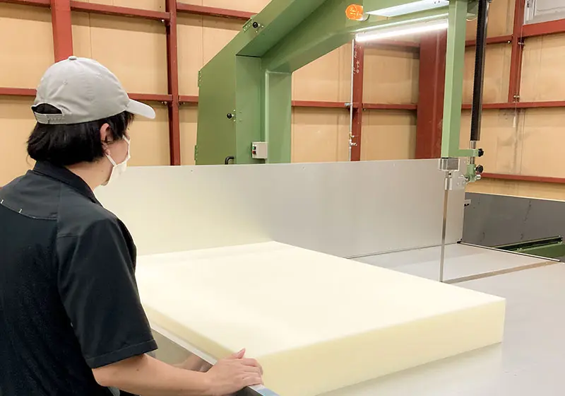 山路工場でマットレス用ウレタンを加工する様子