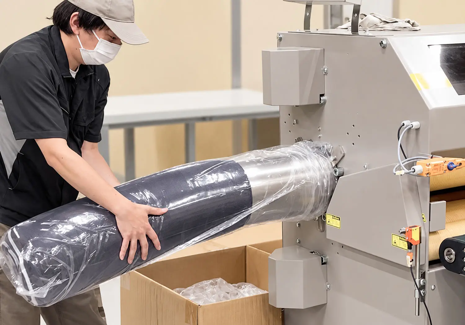 完成したマットレスの仕上がりを確認する様子
